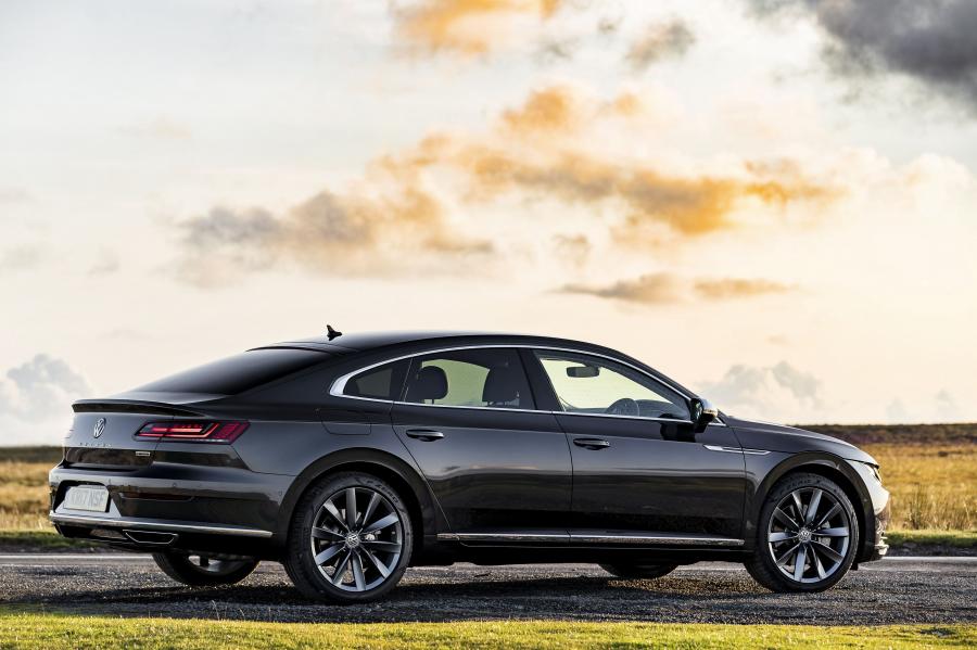  Volkswagen Arteon 4Motion Elegance 2017 года  (UK) (фото 7 из 41)